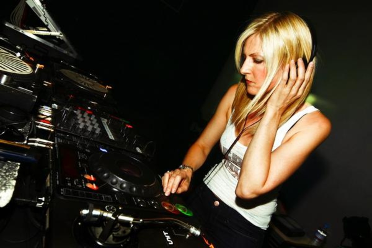 Dj mary. Ханна Борн диджей. Mary Anne.