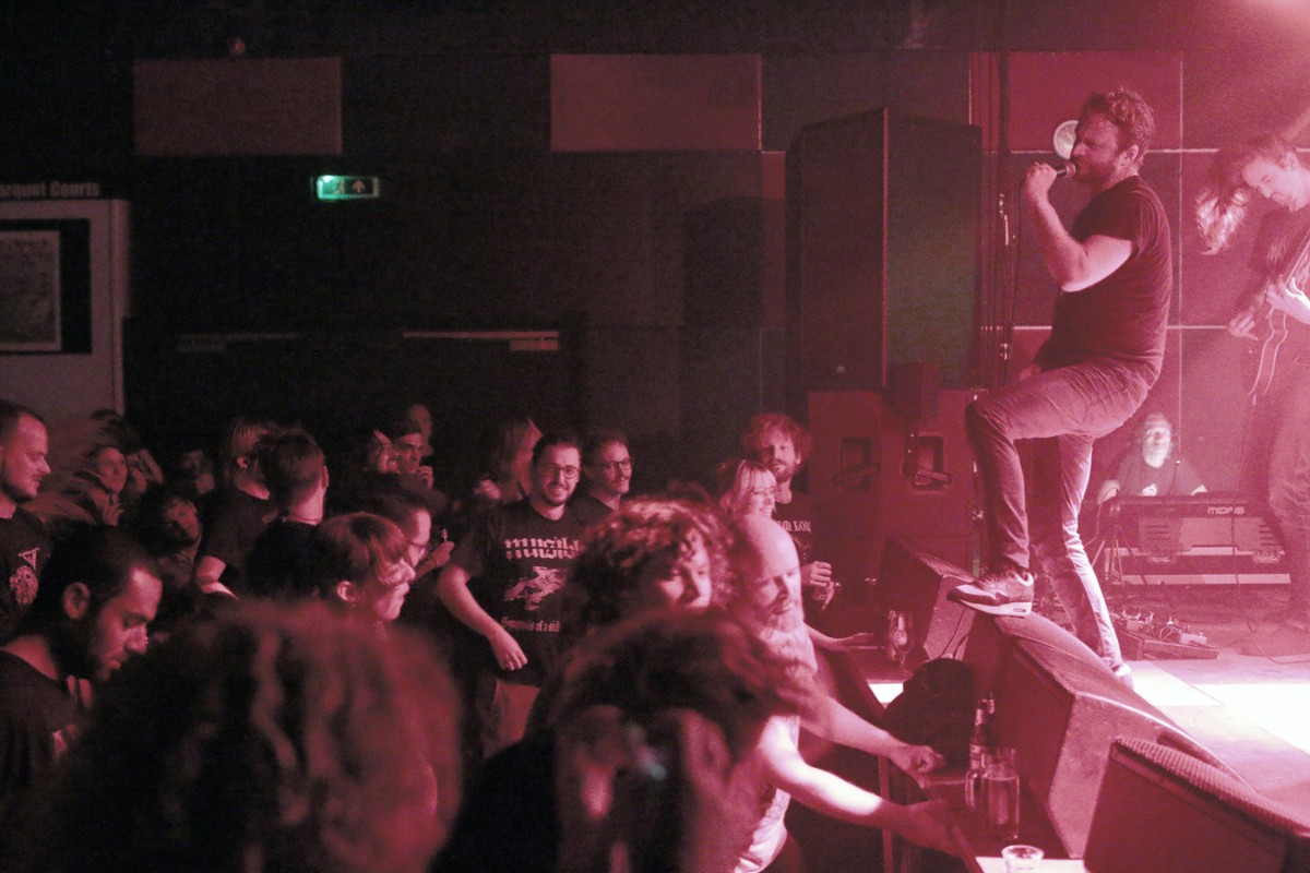 Verzwelgende geluidsmuren in Vera dankzij Terzij de Horde, Throwing