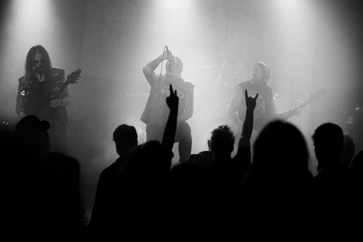 Veenlijk, Sterveling en Grafjammer creëren in dB’s de soundtrack voor deze verdoemde kolerewinter - 