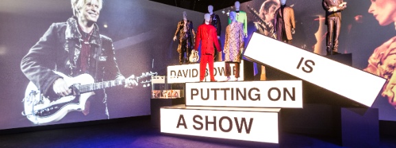 Fans rouwen om David Bowie in Groninger Museum: “We hebben helden nodig” 